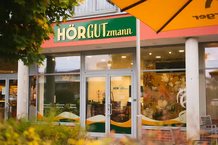 HÖRGUTzmann: Eingang links neben dem Ärztehaus Lankow in Schwerin.