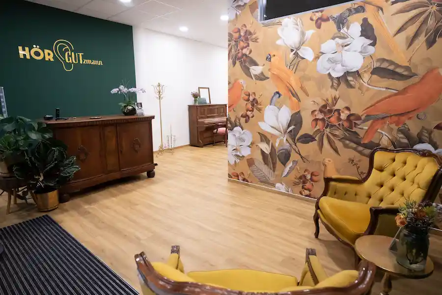 Hörakustiker HÖRGUTzmann: Mix aus antiken Möbeln und modernem Ambiente.