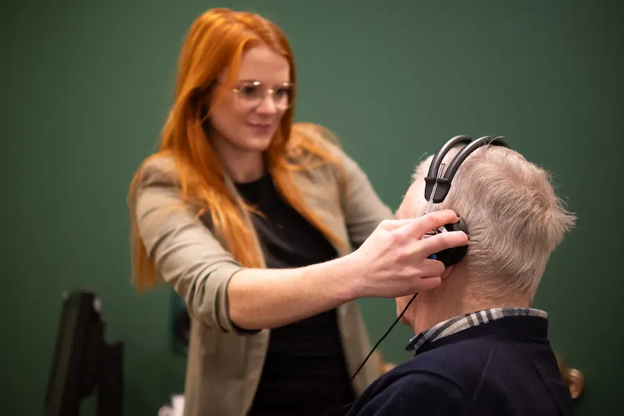 Hörtest in der Beratung im Fachgeschäft HÖRGUTzmann in Schwerin.