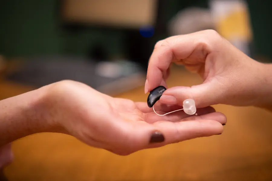 Beratungssituation im Fachgeschäft HÖRGUTzmann in Schwerin.