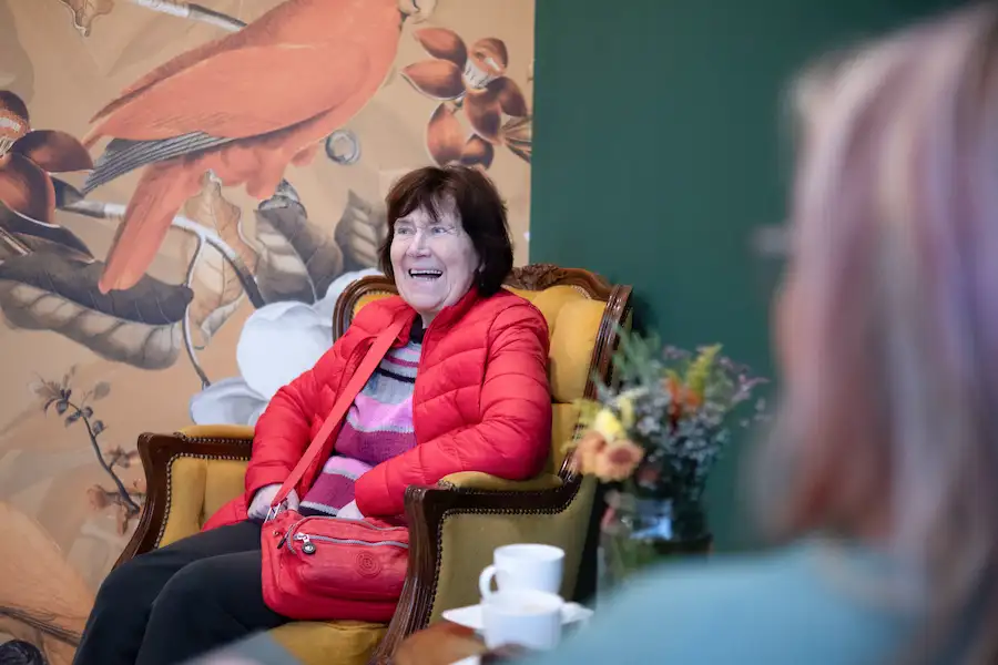 Lachende Kundin im Fachgeschäft HÖRGUTzmann in Schwerin.