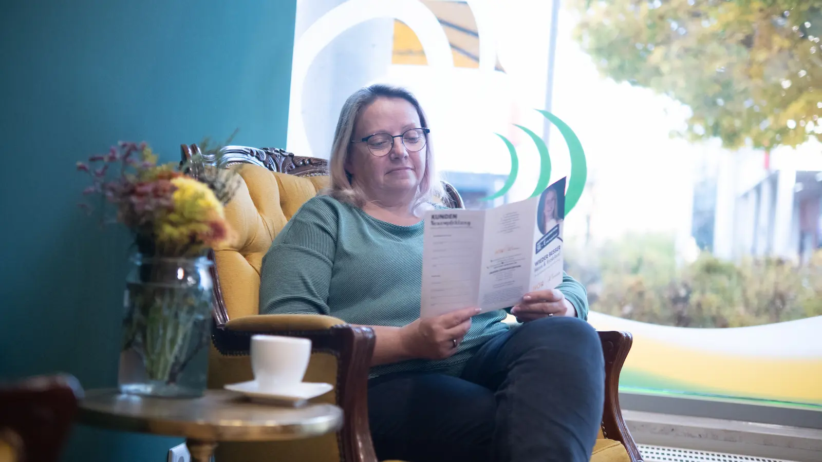 Kundin beim Hörakustiker HÖRGUTzmann in Schwerin während der Terminvorbereitung.