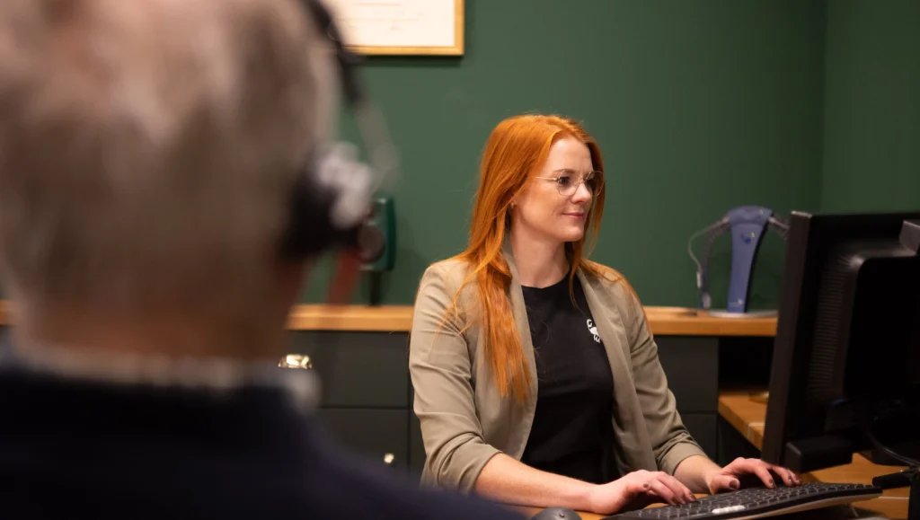 Jessica Gutzmann im Kundengespräch bei HÖRGUTzmann in Schwerin.